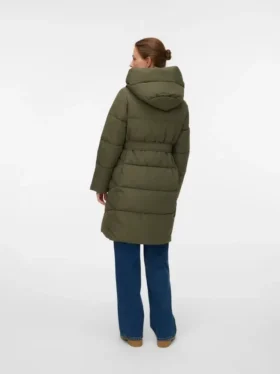 Huppu ja tuulenpitävät hihansuut estävät tuulen pääsyn takin sisään