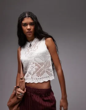 Topshopin neulottu Stitchy-toppi, jossa aaltoileva reuna